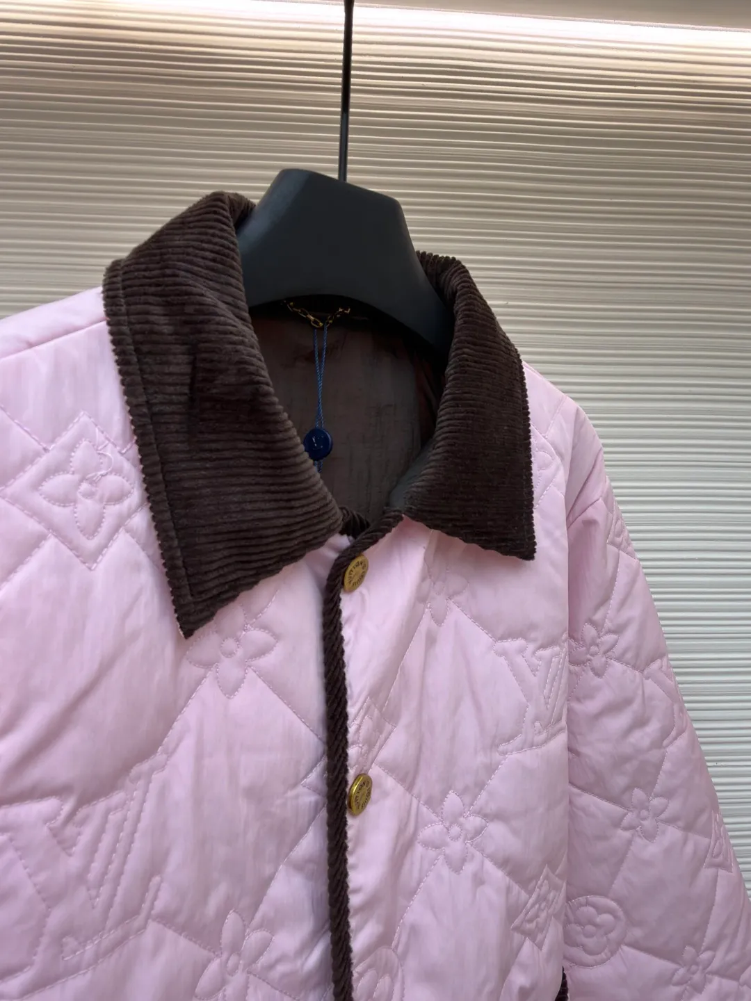 LOUIS VUITTON x Tyler spliced fitted lapel jacket ●Item number: 1681560-B15 ●Material: cotton fabric ●Technology: positioning cutting machine ●Color: light pink ●Version: fitted version ●Weight: about 535 grams ●Size: 44-46-48-50 ●Description: The padded cotton jacket uses a light design to control the changing seasons, showing the bright style of the brand's collaboration with Tyler, full-frame Monogram Cray graphic quilting adds elegance, while contrasting corduroy collar and trim add a preppy feel. Allover embroidered quilting with corduroy collar and trim, snap closure at front, front pockets with velvet trim and snap buttons, lining, and a great upper! The overall wiring is straight and delicate, the fabric is comfortable and soft, and the color is consistent without color difference. It can be matched with the same style to create a fashionable look and control various occasions. Customized accessories, complete with three standards, same style for men and women!